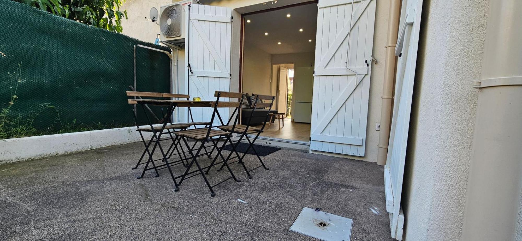 Charmante Maison Avec Jardin Sans Vis-A-Vis Saint-Fons Exterior photo